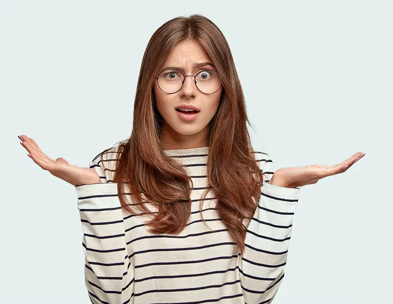 Jeune femme perplexe qui consulte nos FAQ CAP AEPE pour répondre à ses questions.