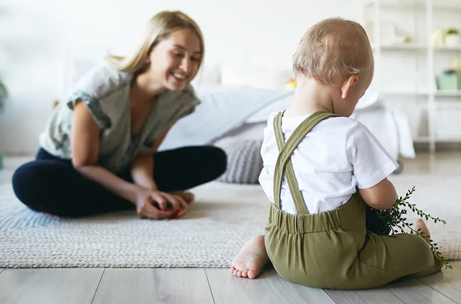 Apprentie en alternance en agence de garde d’enfants à domicile garde un jeune enfant dans le cadre de sa préparation du CAP AEPE.