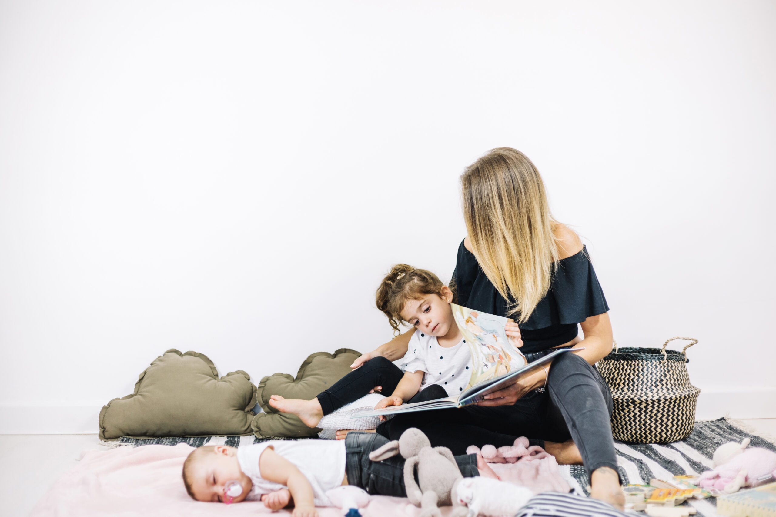 expérience internationale Erasmus poyr Célmia, apprentie du CFA Trotters Training à Mérignac. Elle lit une histoire à une petit fille et surveille un bébé assoupi.