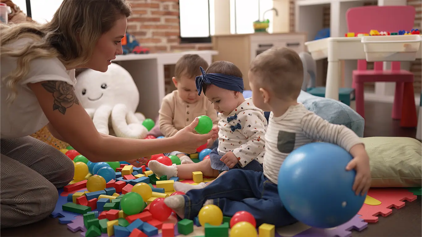 impact des mobilités Erasmus+ sur l’employabilité dans le secteur petite enfance illustré par une apprentie jouant avec des enfants dans une crèche en Europe.