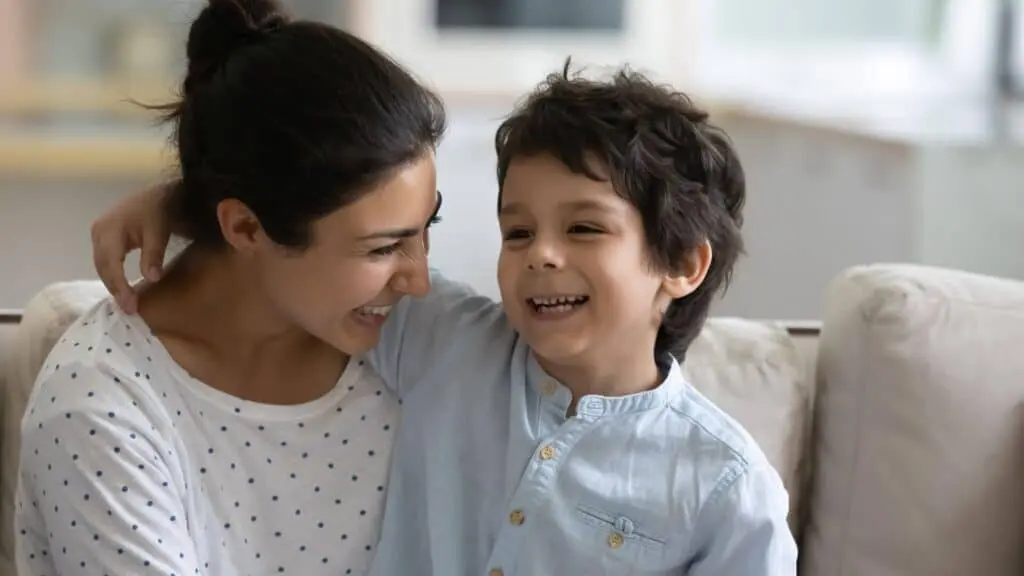 Maman suffisamment bonne partage un moment complice avec son enfant – parentalité bienveillante.